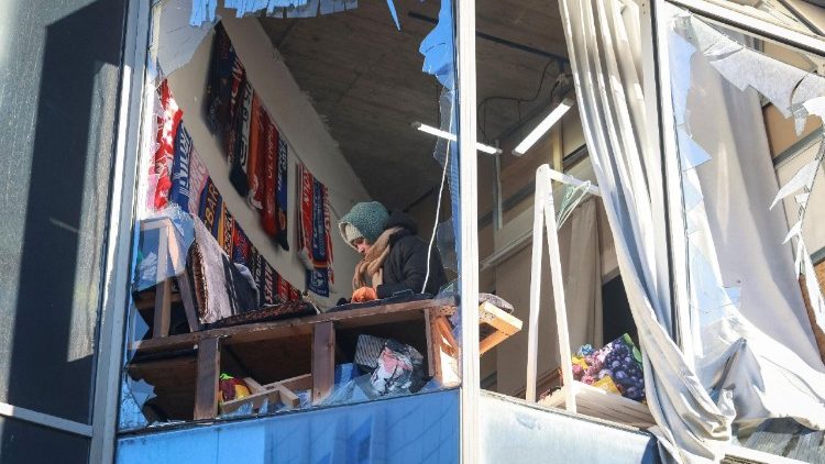 Uma mulher aparece em uma janela quebrada de um pr&eacute;dio atingido por um ataque de drone russo, em meio ao ataque da R&uacute;ssia &agrave; Ucr&acirc;nia, em Odessa, Ucr&acirc;nia, 9 de fevereiro de 2026. REUTERS/Nina Liashonok T