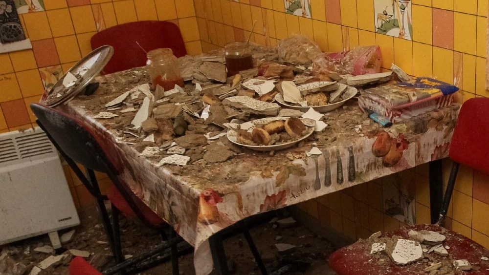 Interior de uma cozinha danificada em uma casa atingida por um ataque de drone russo, em meio ao ataque da Rússia à Ucrânia, em Dnipro, Ucrânia, em 12 de fevereiro de 2026. REUTERS/Stringer