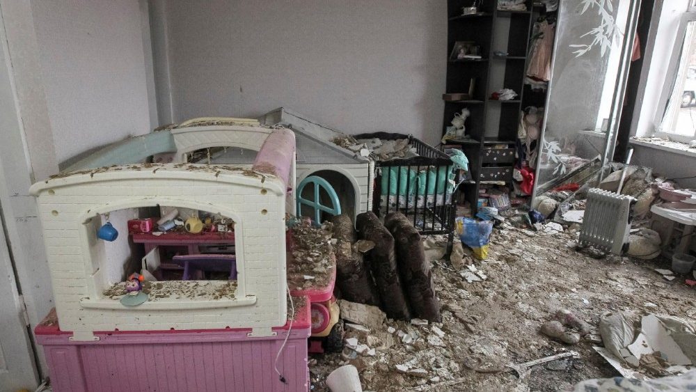 Interior de um quarto infantil danificado, em uma casa atingida por um ataque de drone russo, em meio ao ataque da Rússia à Ucrânia, em Dnipro, Ucrânia, 12 de fevereiro de 2026. REUTERS/Stringer
