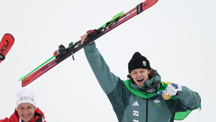 "Se essa medalha de ouro representa alguma coisa, que seja isto: a sua diferen&ccedil;a &eacute; o seu superpoder — acredita nela", Lucas Pinheiro Braathen