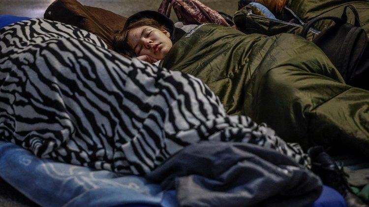 Moradores dormem abrigados dentro de uma esta&ccedil;&atilde;o de metr&ocirc; durante um alerta de ataque a&eacute;reo, em meio ao ataque da R&uacute;ssia &agrave; Ucr&acirc;nia, enquanto os ataques noturnos com drones e m&iacute;sseis russos continuam por todo o pa&iacute;s, em Kiev, Ucr&acirc;nia, 17 de fevereiro de 2026. REUTERS/Alina Smutko