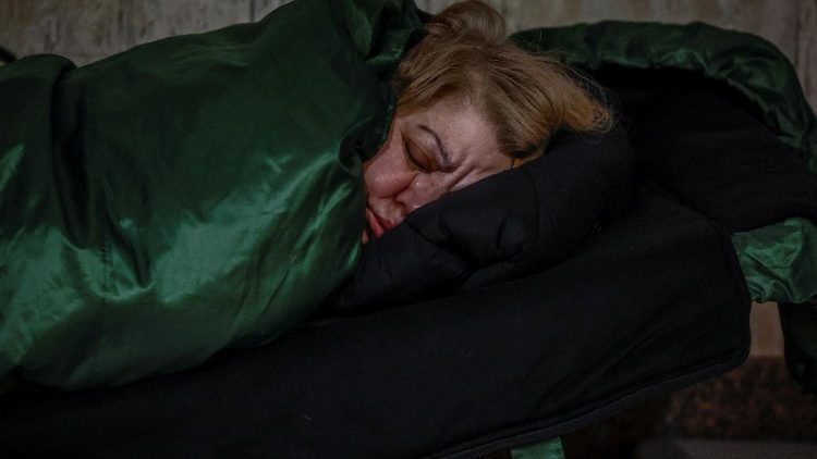 Uma mulher dorme abrigada dentro de uma esta&ccedil;&atilde;o de metr&ocirc; durante um alerta de ataque a&eacute;reo, em meio ao ataque da R&uacute;ssia &agrave; Ucr&acirc;nia, enquanto os ataques noturnos com drones e m&iacute;sseis russos continuam por todo o pa&iacute;s, em Kiev, Ucr&acirc;nia, 17 de fevereiro de 2026. REUTERS/Alina Smutko