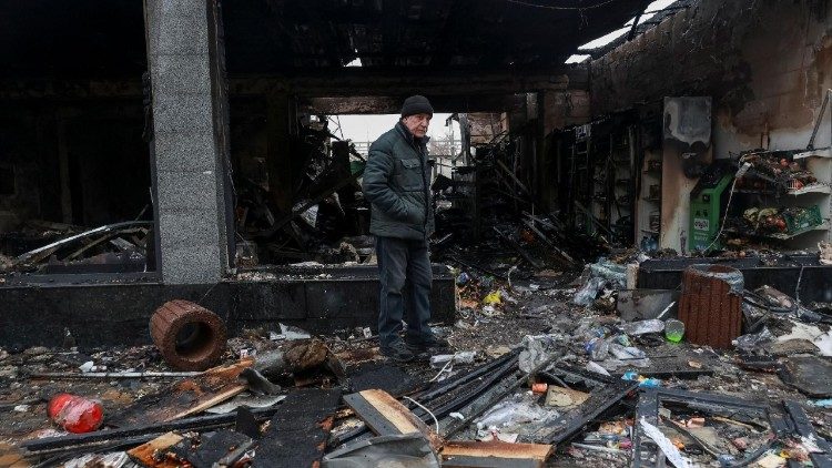 Um morador observa o local de um ataque de drone russo, em meio ao ataque da R&uacute;ssia &agrave; Ucr&acirc;nia, em Odessa, Ucr&acirc;nia, 17 de fevereiro de 2026. REUTERS/Nina Liashonok