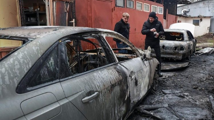 Moradores observam um carro danificado no local de um ataque de drone russo, em meio ao ataque da R&uacute;ssia &agrave; Ucr&acirc;nia, em Odessa, Ucr&acirc;nia, em 17 de fevereiro de 2026. REUTERS/Nina Liashonok