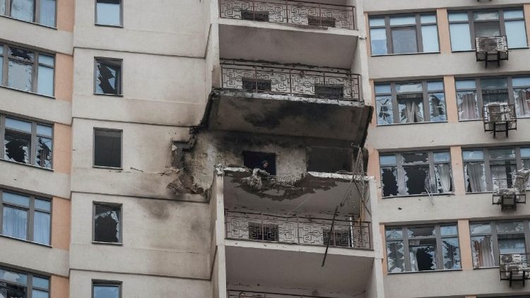 Um pr&eacute;dio residencial atingido por um ataque de drone russo, em meio ao ataque da R&uacute;ssia &agrave; Ucr&acirc;nia, em Odessa, Ucr&acirc;nia, 17 de fevereiro de 2026. REUTERS/Nina Liashonok