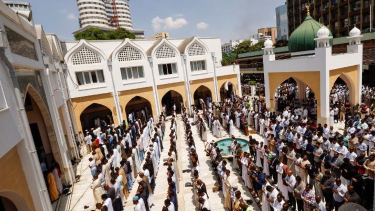 Los fieles musulmanes asisten a las oraciones del viernes durante el mes sagrado del Ramadán en la mezquita Jamia, en el centro de Nairobi.