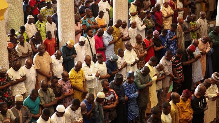 Muslimové se účastní pátečních modliteb během svatého měsíce ramadánu v centrální mešitě v Lagosu v Nigérii, 20. 2. 2026