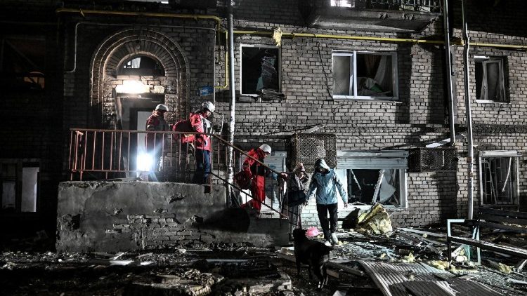 Equipes de resgate evacuam moradores de um pr&eacute;dio de apartamentos danificado por um ataque de drone russo, em meio ao ataque da R&uacute;ssia &agrave; Ucr&acirc;nia, em Zaporizhzhia, Ucr&acirc;nia, em 24 de fevereiro de 2026. REUTERS/Stringer