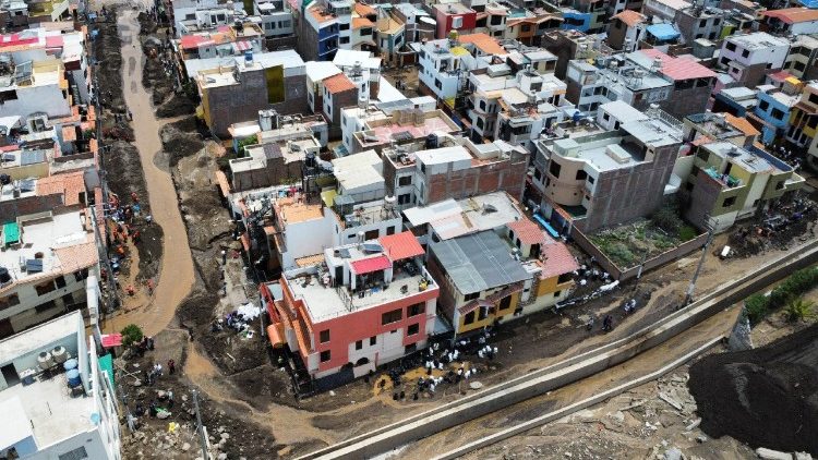 Inundación repentina causada por lluvias torrenciales, en Arequipa