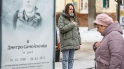 Ukraine, à l'occasion du quatrième anniversaire de l'invasion russe, des personnes observent une minute de silence devant le mémorial d'Irpin. 
