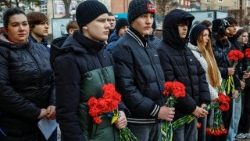 ಇರ್ಪಿನ್‌ನಲ್ಲಿ ಉಕ್ರೇನ್‌ನ ಪೂರ್ಣ ಪ್ರಮಾಣದ ರಷ್ಯಾದ ಆಕ್ರಮಣದ ನಾಲ್ಕನೇ ವಾರ್ಷಿಕೋತ್ಸವವನ್ನು ಗುರುತಿಸಲು ಜನರು ಸೇರುತ್ತಾರೆ