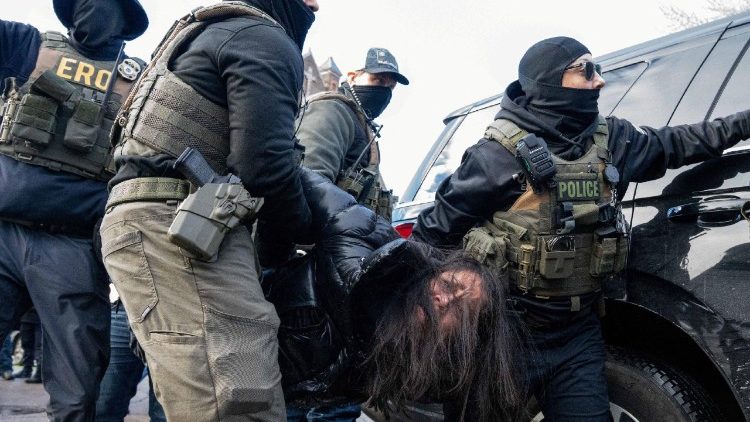 ICE-Angestellte nehmen am Mittwoch in Minneapolis eine Einwanderin fest