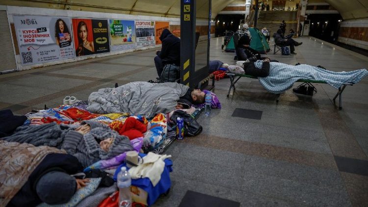 Pessoas se abrigam dentro de uma esta&ccedil;&atilde;o de metr&ocirc; durante um ataque russo com m&iacute;sseis e drones, em meio &agrave; ofensiva da R&uacute;ssia contra a Ucr&acirc;nia, em Kiev, Ucr&acirc;nia, em 26 de fevereiro de 2026. REUTERS/Alina Smutko