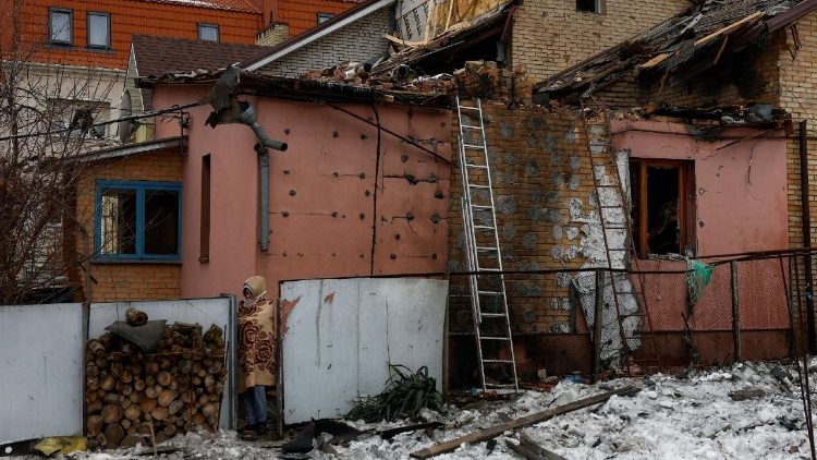 Uma moradora caminha ao lado da casa de seus av&oacute;s, danificada durante ataques de drones e m&iacute;sseis russos, em meio ao ataque da R&uacute;ssia &agrave; Ucr&acirc;nia, em Kiev, Ucr&acirc;nia, em 26 de fevereiro de 2026. REUTERS/Valentyn Ogirenko