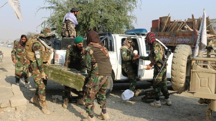 तालिबान सैनिक हथियारों को ले जाते हुए (प्रतीकात्मक तस्वीर)
