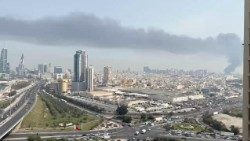 Дым пасля іранскага ўдара па Манаме — сталіцы і найбуйнейшым горадзе Бахрэйна