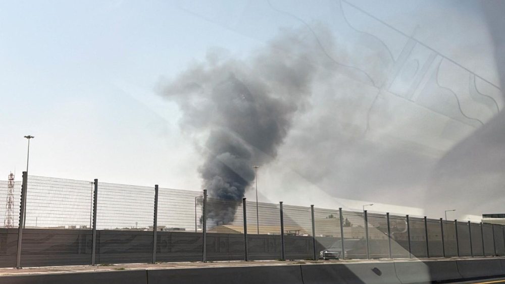 Fumaça sobe após relatos de ataques com mísseis iranianos, na sequência de ataques dos Estados Unidos e de Israel contra o Irã, vista de Doha, Catar, em 1º de março de 2026. Foto tirada de uma janela. REUTERS/Mohammed Salem