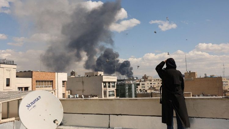 I cieli di Teheran presa d'attacco dai raid aerei