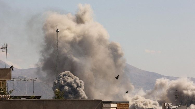 Colonne di fumo nei cieli di Teheran dopo un bombardamento