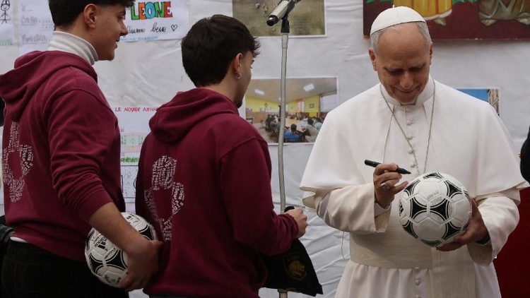 Visita de leão XIV à Paróquia da Ascensão, periferia de Roma (©REUTERS/Vincenzo Livieri)
