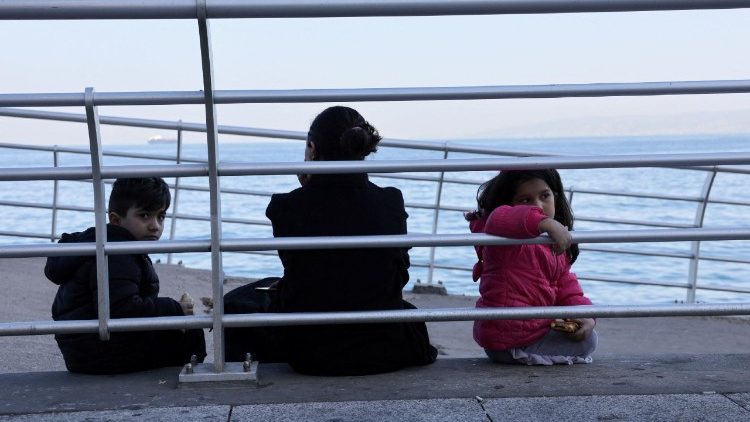 Mulheres e crianças deslocadas se abrigam nesta segunda-feira (02/03) à beira-mar em Beirute, no Líbano, após escalada entre Hezbollah e Israel em meio ao conflito entre os EUA e Israel com o Irã