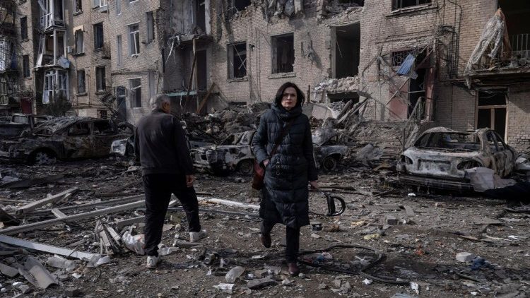  Moradores caminham no local de um ataque a&eacute;reo russo, em meio ao ataque da R&uacute;ssia &agrave; Ucr&acirc;nia, na cidade fronteiri&ccedil;a de Druzhkivka, na regi&atilde;o de Donetsk, Ucr&acirc;nia, em 2 de mar&ccedil;o de 2026. Iryna Rybakova/Press Service of the 93rd Kholodnyi Yar Separate Mechanized Brigade of the Ukrainian Armed Forces/Handout via REUTERS