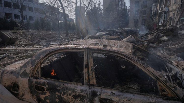Carros e pr&eacute;dios de apartamentos atingidos por um ataque a&eacute;reo russo, em meio ao ataque da R&uacute;ssia &agrave; Ucr&acirc;nia, na cidade fronteiri&ccedil;a de Druzhkivka, na regi&atilde;o de Donetsk, Ucr&acirc;nia, em 2 de mar&ccedil;o de 2026. Iryna Rybakova/Press Service of the 93rd Kholodnyi Yar Separate Mechanized Brigade of the Ukrainian Armed Forces/Handout via REUTERS