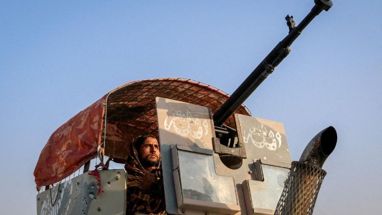 Un soldat taliban manœuvre un canon antiaérien, après des échanges de tirs entre les forces pakistanaises et afghanes, à Momand Dara, dans la province de Nangarhar.