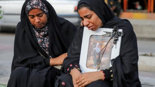 Duas mulheres iranianas no funeral das vítimas do ataque à escola de Minab