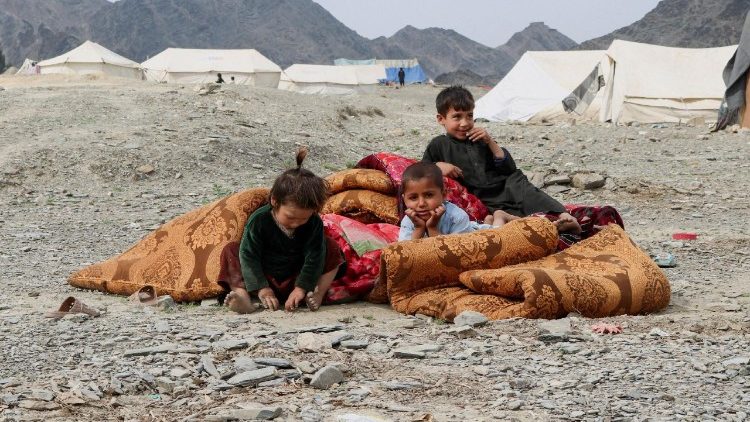 Afghanen suchen nach einem Schusswechsel an der Grenze zu Pakistan Schutz