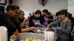 Freiwillige bereiten in Beirut Mahlzeiten für Vertriebene und Flüchtlinge zu