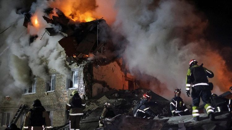 Equipes de resgate trabalham no local do pr&eacute;dio de apartamentos atingido por um m&iacute;ssil russo, em meio ao ataque da R&uacute;ssia &agrave; Ucr&acirc;nia, em Kharkiv, Ucr&acirc;nia, em 7 de mar&ccedil;o de 2026. REUTERS/Vyacheslav Madiyevskyy