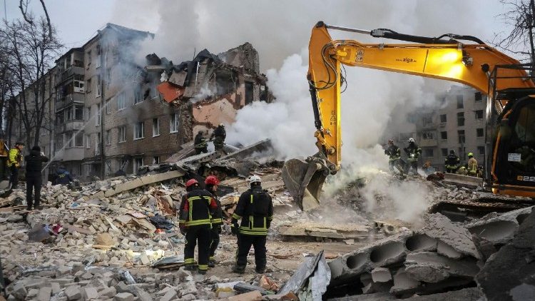 Equipes de resgate trabalham no local de um pr&eacute;dio de apartamentos atingido por um m&iacute;ssil russo, em meio ao ataque da R&uacute;ssia &agrave; Ucr&acirc;nia, em Kharkiv, Ucr&acirc;nia, em 7 de mar&ccedil;o de 2026. REUTERS/Vyacheslav Madiyevskyy