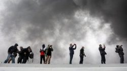 Reportéři fotí dým nad zasaženými palivovými nádržemi v Teheránu