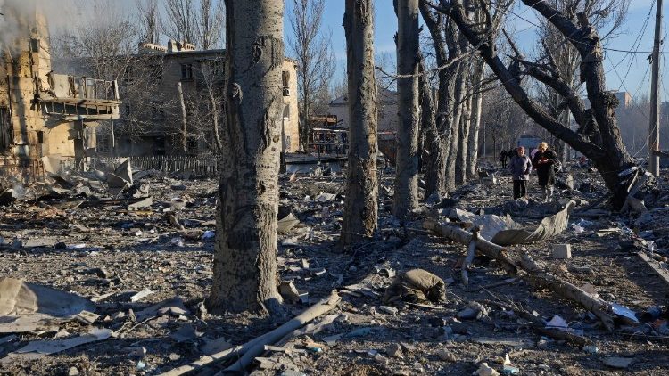 Pessoas caminham perto de um pr&eacute;dio de um hospital infantil, danificado por bombardeios recentes que as autoridades locais instaladas pela R&uacute;ssia classificaram como um ataque militar ucraniano, enquanto o hospital estava em manuten&ccedil;&atilde;o e sem pacientes em seu interior, durante o conflito militar entre R&uacute;ssia e Ucr&acirc;nia em Donetsk, cidade ucraniana controlada pela R&uacute;ssia, em 8 de mar&ccedil;o de 2026. REUTERS/Alexander Ermochenko