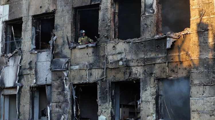 Um bombeiro trabalha dentro de um pr&eacute;dio de um hospital infantil, danificado por bombardeios recentes que as autoridades locais instaladas pela R&uacute;ssia classificaram como um ataque militar ucraniano, enquanto o hospital estava em manuten&ccedil;&atilde;o e sem pacientes dentro, no decorrer do conflito militar entre R&uacute;ssia e Ucr&acirc;nia em Donetsk, cidade ucraniana controlada pela R&uacute;ssia, em 8 de mar&ccedil;o de 2026. REUTERS/Alexander Ermochenko