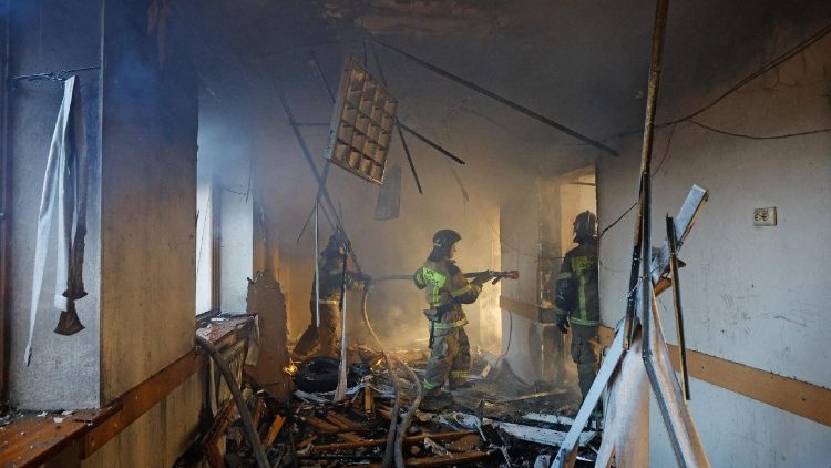 Bombeiros trabalham dentro de um pr&eacute;dio de um hospital infantil, danificado por bombardeios recentes que as autoridades locais instaladas pela R&uacute;ssia classificaram como um ataque militar ucraniano, enquanto o hospital estava em manuten&ccedil;&atilde;o e sem pacientes dentro, no decorrer do conflito militar entre R&uacute;ssia e Ucr&acirc;nia em Donetsk, cidade ucraniana controlada pela R&uacute;ssia, em 8 de mar&ccedil;o de 2026. REUTERS/Alexander Ermochenko