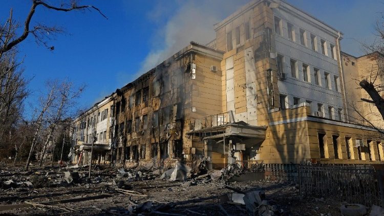 Pr&eacute;dio de um hospital infantil, danificado por bombardeios recentes que as autoridades locais instaladas pela R&uacute;ssia classificaram como ataque militar ucraniano, enquanto o hospital estava em manuten&ccedil;&atilde;o e sem pacientes em seu interior, durante o conflito militar entre R&uacute;ssia e Ucr&acirc;nia em Donetsk, cidade ucraniana controlada pela R&uacute;ssia, 8 de mar&ccedil;o de 2026. REUTERS/Alexander Ermochenko