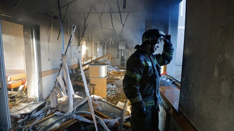 Um bombeiro trabalha dentro de um pr&eacute;dio de um hospital infantil, danificado por bombardeios recentes que as autoridades locais instaladas pela R&uacute;ssia classificaram como um ataque militar ucraniano, enquanto o hospital estava em manuten&ccedil;&atilde;o e sem pacientes dentro, no decorrer do conflito militar entre R&uacute;ssia e Ucr&acirc;nia em Donetsk, cidade ucraniana controlada pela R&uacute;ssia, em 8 de mar&ccedil;o de 2026. REUTERS/Alexander Ermochenko