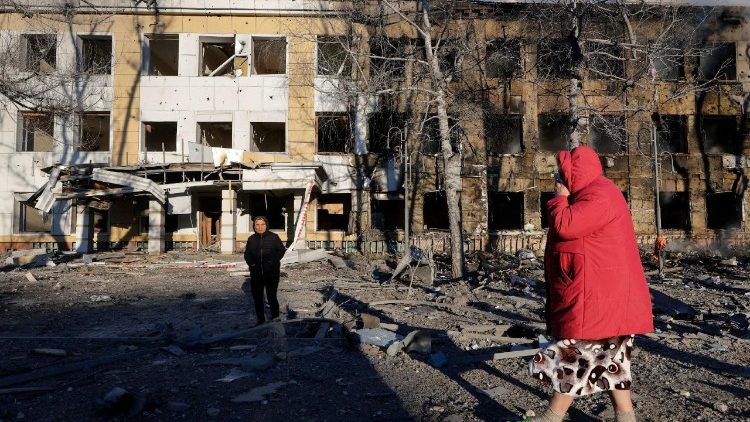 Pessoas caminham perto de um pr&eacute;dio de um hospital infantil, danificado por bombardeios recentes que as autoridades locais instaladas pela R&uacute;ssia classificaram como um ataque militar ucraniano, enquanto o hospital estava em manuten&ccedil;&atilde;o e sem pacientes em seu interior, durante o conflito militar entre R&uacute;ssia e Ucr&acirc;nia em Donetsk, cidade ucraniana controlada pela R&uacute;ssia, em 8 de mar&ccedil;o de 2026. REUTERS/Alexander Ermochenko