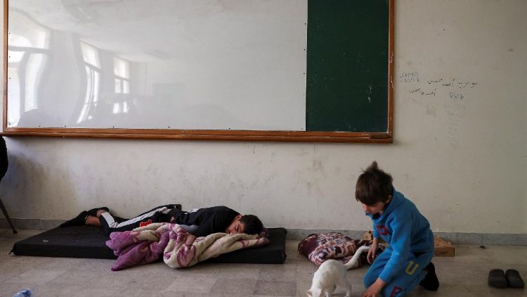 Escola transformada em abrigo para pessoas deslocadas dos sub&uacute;rbios sul de Beirute e do sul do L&iacute;bano, em Beirute.