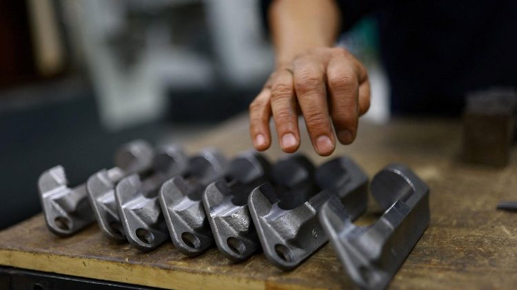 O Papa exortou o Movimento dos Empresários e Executivos Cristãos, por ocasião de seu centenário, a entender a economia como um instrumento de desenvolvimento da pessoa humana.   (REUTERS)