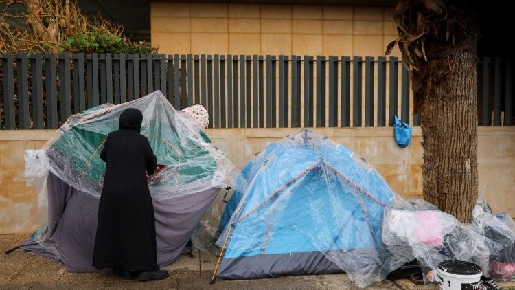  Beirut: Refugios improvisados ​​para personas desplazadas del sur del L&iacute;bano.