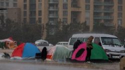 Los libaneses desplazados internamente están instalando tiendas de campaña en Beirut para escapar de la violencia de la guerra