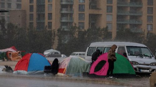 Los libaneses desplazados internamente están instalando tiendas de campaña en Beirut para escapar de la violencia de la guerra