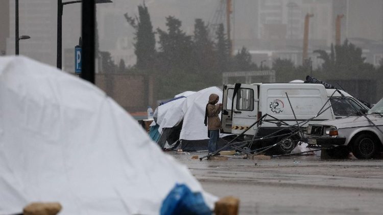 Deslocados internos libaneses montam tendas em Beirute para fugir da violência da guerra