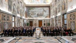 संत पापा लियो 14वें  न्यूज़ ब्रॉडकास्ट TG2 के इटालियन पत्रकारों के साथ