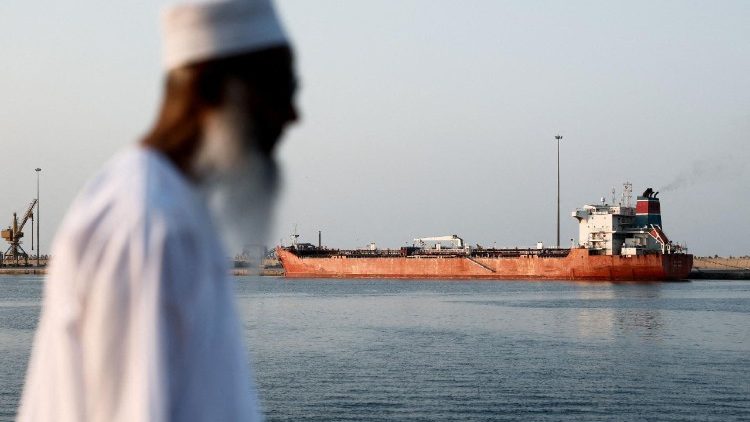 Una petroliera ferma nello stretto di Hormuz