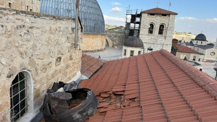 Raketenteile auf dem Dach der Grabes- und Auferstehungskirche Jesu in Jerusalem, am Montag
