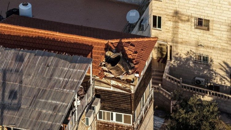 Teile einer iranischen Drohne auf einem Jerusalemer Hausdach, am Montag